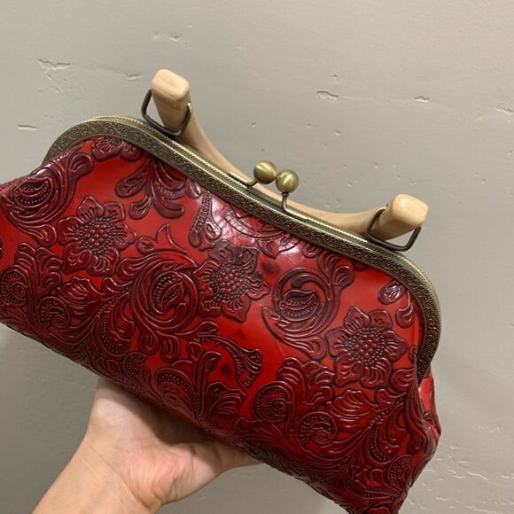 Vintage Style Handmade Genuine Leather Floral Embossed Wood Handle Kiss-lock Bag - Picture 9 of 14